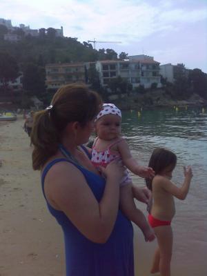31 de maig a Platja de Canyelles a Roses amb la meva Mama i el fons la meva cusina Claudia